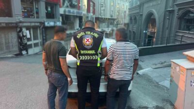 Fatih’te meydana gelen trafik kavgasında, bir taksiyi tekmeleyip camlarını kıran