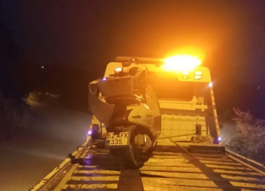 Fatsa ilçesinde meydana gelen bir trafik kazasında motosiklet duvara çarptı