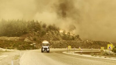 Muğla’nın Seydikemer ilçesinde çıkan orman yangınına müdahale çalışmaları hava ve