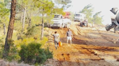 Muğla’nın Fethiye ilçesine bağlı Üzümlü Mahallesi’nde gece saatlerinde başlayan orman