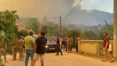 Muğla’nın Fethiye ilçesindeki orman yangını, Göcek Mahallesi’nden başlayıp şiddetli rüzgarın