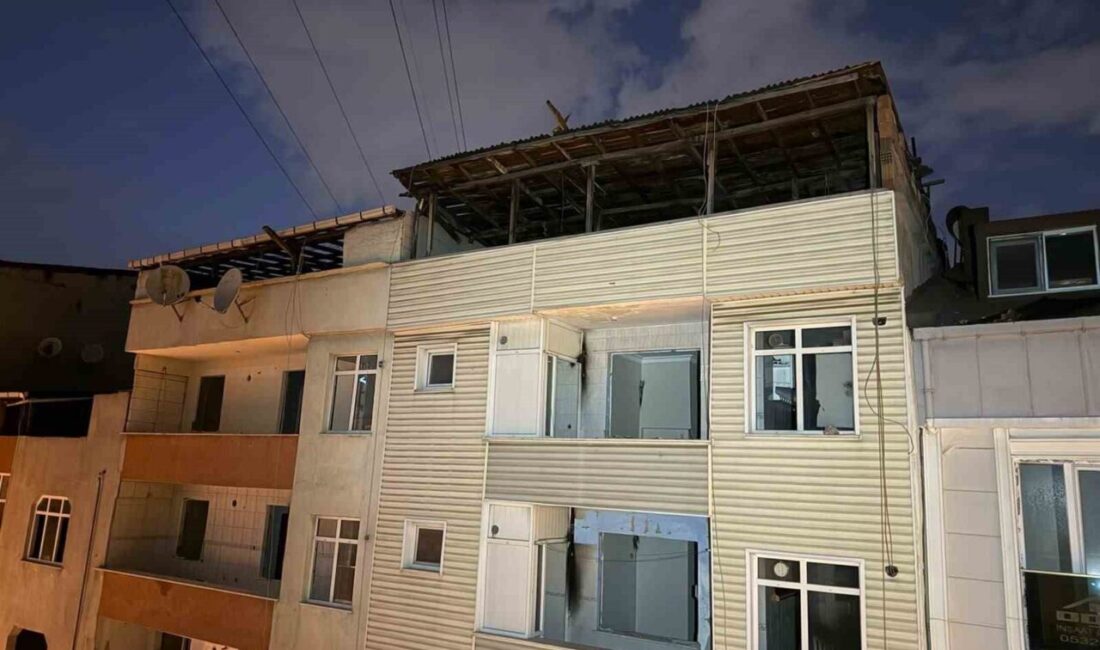 İstanbul’un Küçükçekmece ilçesinde meydana gelen şiddetli fırtına, beş katlı bir