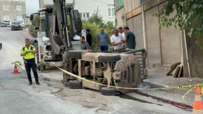 Samsun’da yaşanan bir kaza sonucunda forklift rampa aşağı inerken devrildi