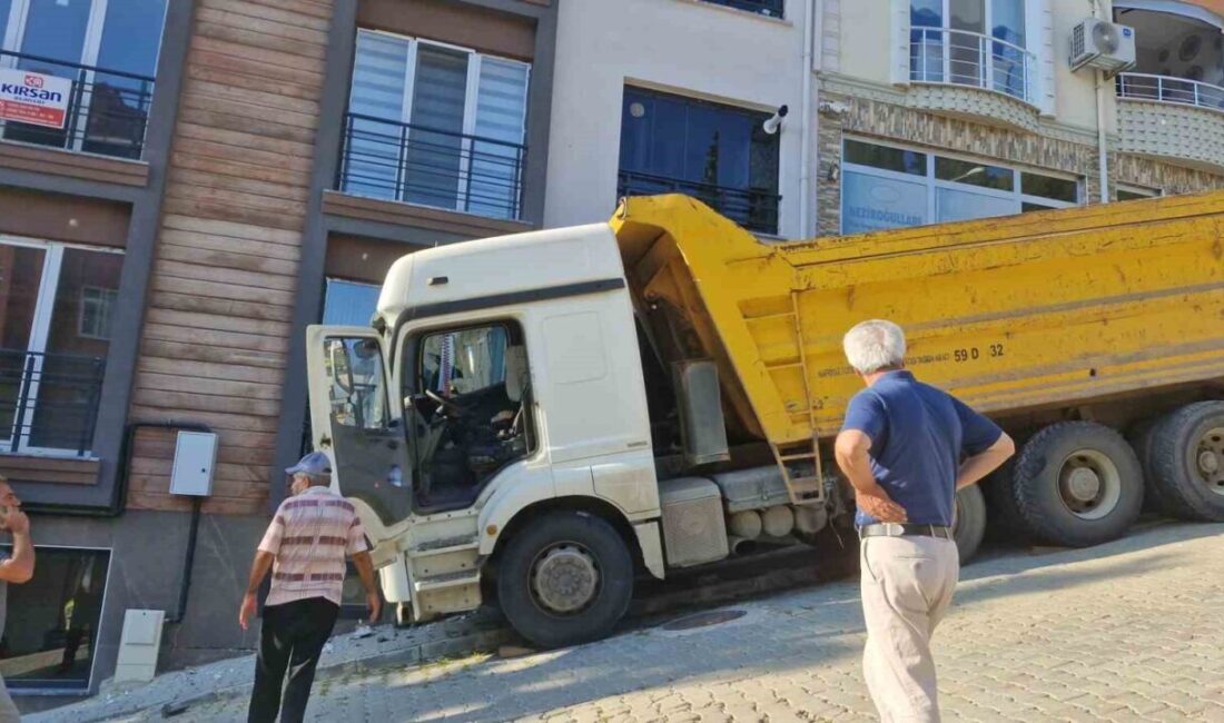 Süleymanpaşa ilçesinde, park halindeyken freni boşalan bir kamyonun yokuş aşağı