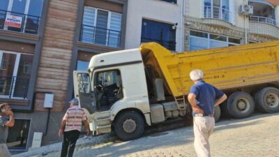 Süleymanpaşa ilçesinde, park halindeyken freni boşalan bir kamyonun yokuş aşağı