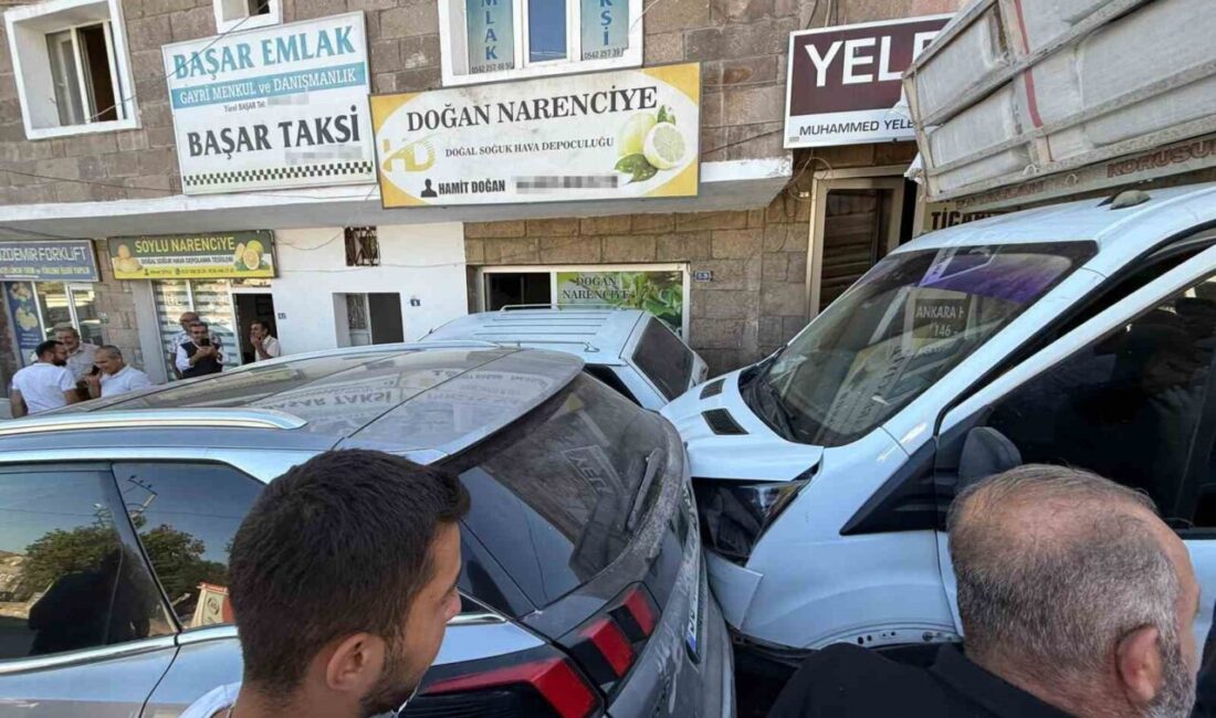 Nevşehir’de bir saman yüklü kamyonetin freni boşalınca, 3 otomobile ve