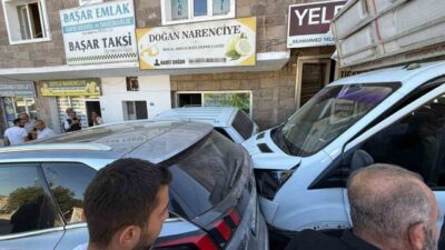 Nevşehir’de bir saman yüklü kamyonetin freni boşalınca, 3 otomobile ve