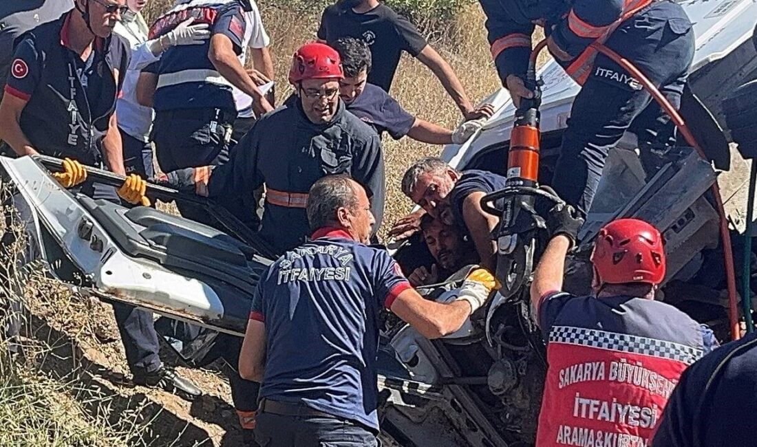 Pamukova ilçesinde, frenleri boşalan şeftali yüklü bir kamyonun, önünde seyreden
