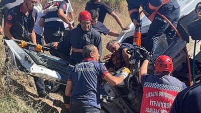 Pamukova ilçesinde, frenleri boşalan şeftali yüklü bir kamyonun, önünde seyreden