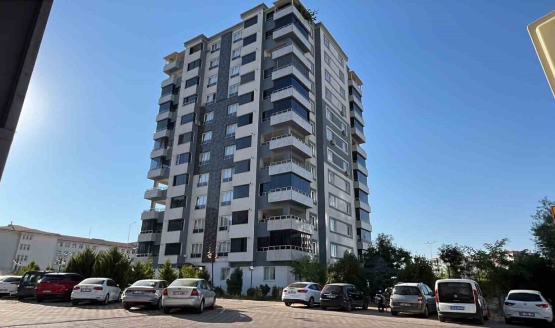 Gaziantep’te bir apartmanın asansöründe mahsur kalan 66 yaşındaki bir kadın