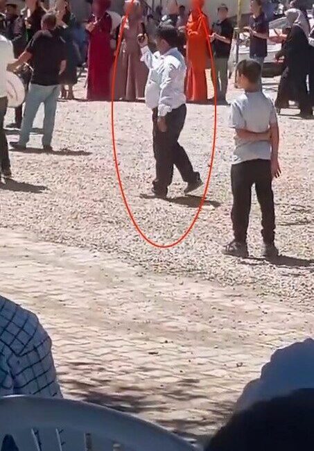 Gaziantep’in Yeniceli Mahallesi’nde düzenlenen bir düğün töreninde mahalle muhtarı, belinde
