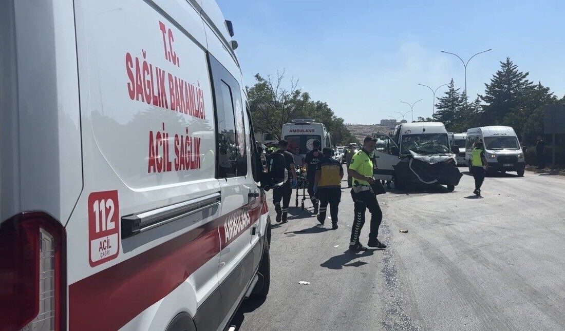 Gaziantep’te meydana gelen trafik kazasında, işçi servisinin tıra arkadan çarpması