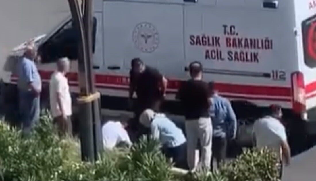 Gaziantep’te, Yeşilvadi Bulvarı’nda meydana gelen trafik kazasında, refüje çarparak devrilen