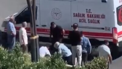 Gaziantep’te, Yeşilvadi Bulvarı’nda meydana gelen trafik kazasında, refüje çarparak devrilen