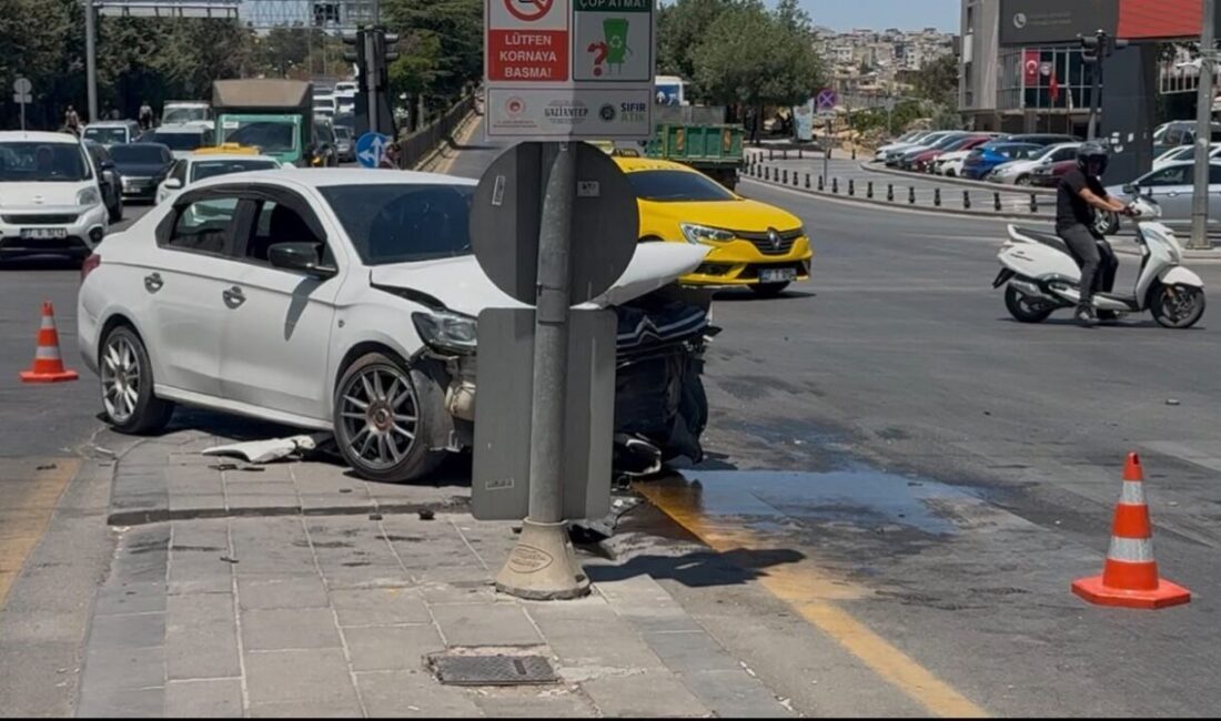Gaziantep’te bir kavşakta meydana gelen zincirleme trafik kazasında 3 araç