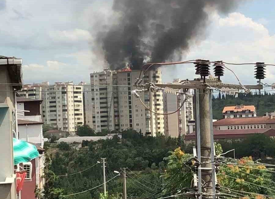 Kocaeli’nin Gebze ilçesinde bulunan bir binanın çatısında çıkan yangın, itfaiye