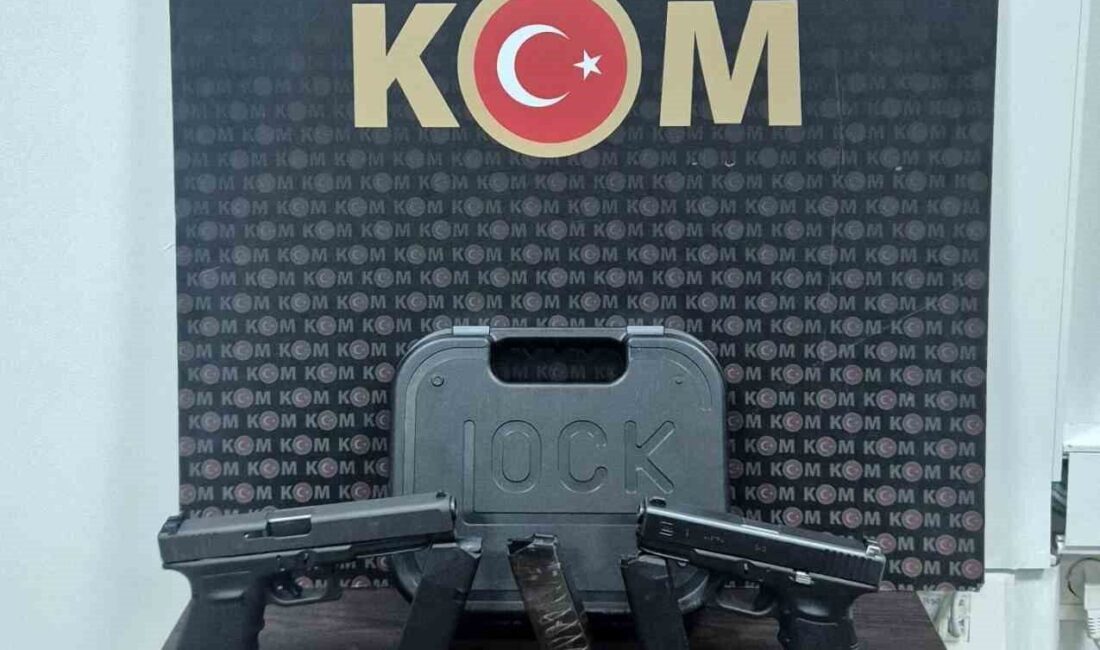 Kocaeli’nin Gebze ilçesinde düzenlenen operasyonda, 2 adet ruhsatsız tabanca ve