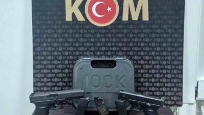 Kocaeli’nin Gebze ilçesinde düzenlenen operasyonda, 2 adet ruhsatsız tabanca ve