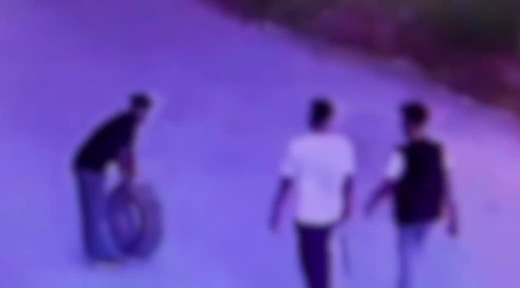 Hatay’da gece saatlerinde lastikleri patlayan ve lastikçi bulamayan insanlar, park