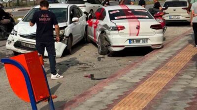 Hatay’ın İskenderun ilçesinde bugün bir gelin arabası ile bir otomobilin