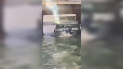 Haliç’te Atatürk Köprüsü’nün altından geçen bir tur teknesinin köprü ayağına
