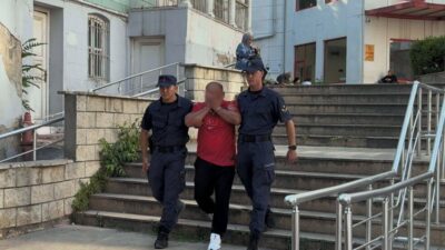 Haliç’te, Atatürk Köprüsü’nün altından geçerken köprü ayağına çarpan ve sonucunda