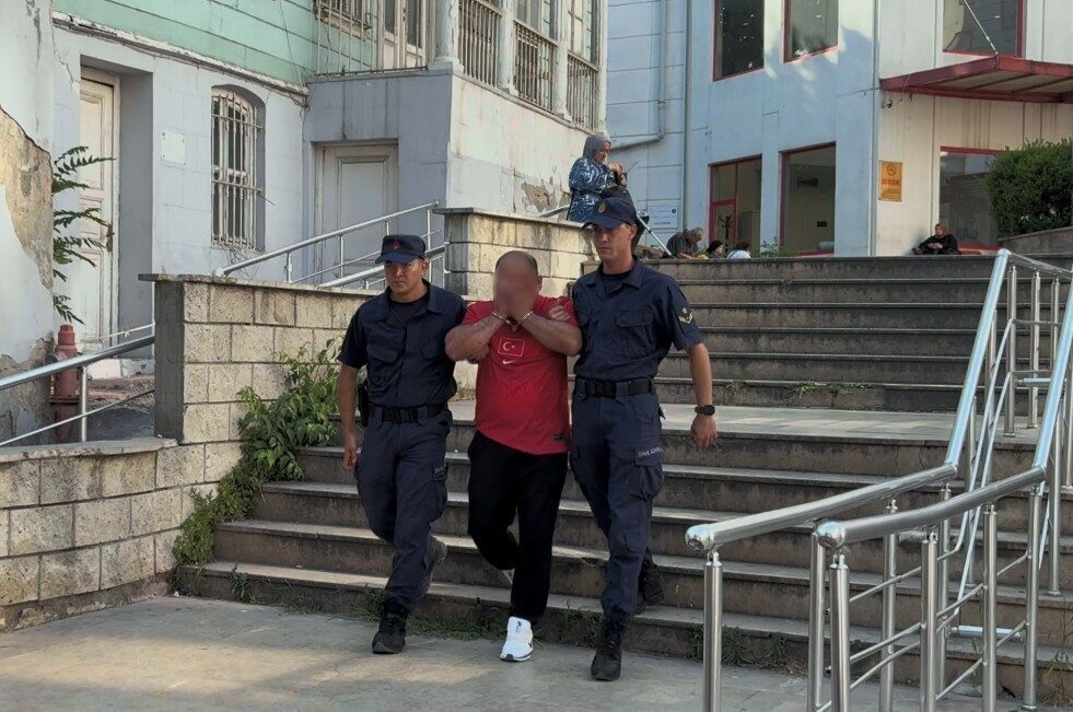 Haliç’te, Atatürk Köprüsü’nün altından geçerken köprü ayağına çarpan ve sonucunda