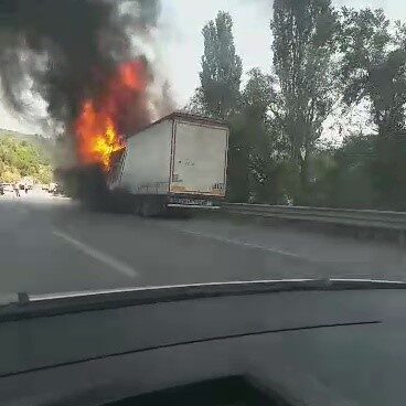 Bursa’nın Gemlik ilçesinde seyir halindeki bir tırda çıkan yangın büyük