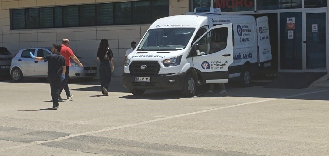 Antalya’nın Kepez ilçesinde, bir genç kadın, kendisine takıntılı olduğu iddia