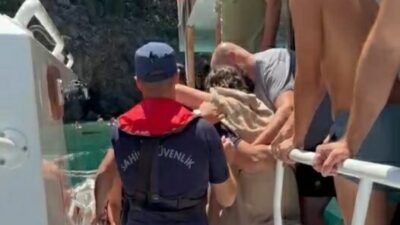 Kuşadası’nın sahil güvenlik ekipleri, gezi teknesinde rahatsızlanan bir çocuğu tıbbi
