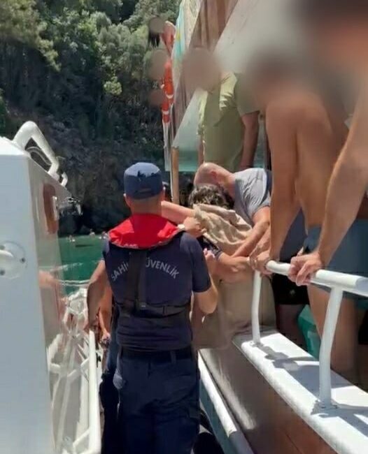 Kuşadası’nın sahil güvenlik ekipleri, gezi teknesinde rahatsızlanan bir çocuğu tıbbi