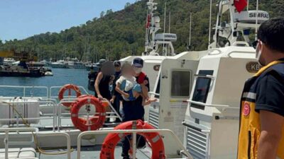 Muğla’nın Fethiye ilçesi açıklarında seyreden bir gezi teknesinde rahatsızlanan bir