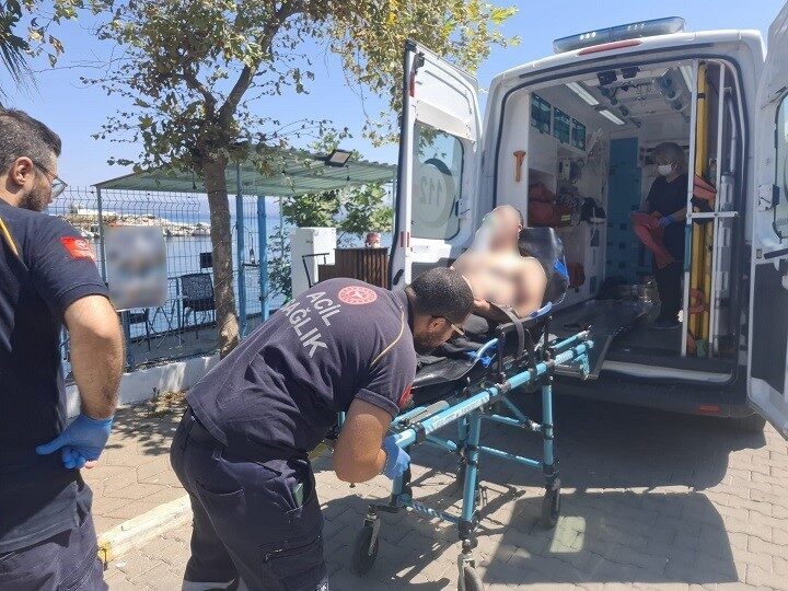 Kuşadası ilçesinde bir gezi teknesinde rahatsızlanan bir kişi, Sahil Güvenlik