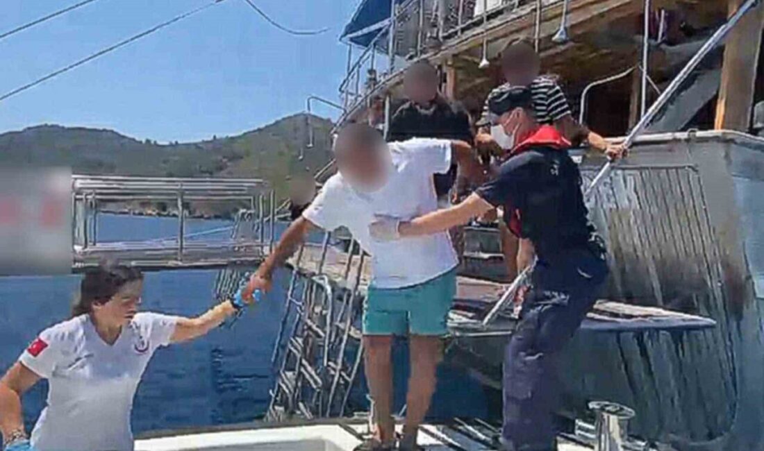 Fethiye ilçesi açıklarında seyir halinde olan bir gezi teknesinde yaralanan