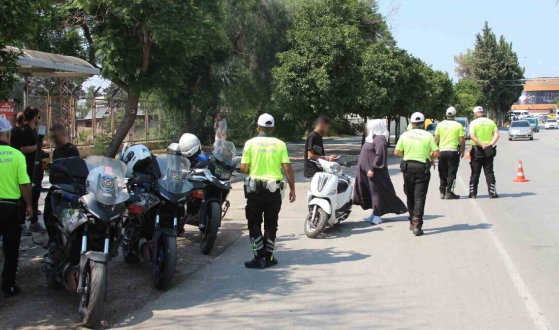 Adana’da, polis ekipleri tarafından yapılan motosiklet denetiminde kask takmayan sürücü