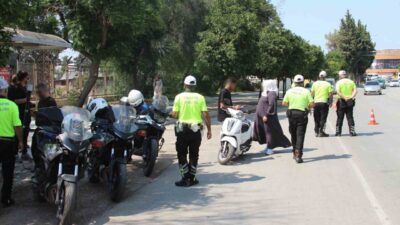 Adana’da, polis ekipleri tarafından yapılan motosiklet denetiminde kask takmayan sürücü