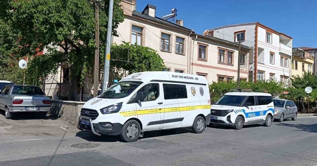Kayseri’nin Melikgazi ilçesinde 30 yaşındaki bir genç, göğsüne bıçak darbesi