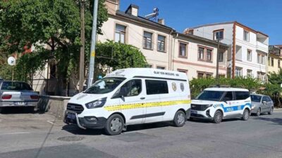 Kayseri’nin Melikgazi ilçesinde 30 yaşındaki bir genç, göğsüne bıçak darbesi