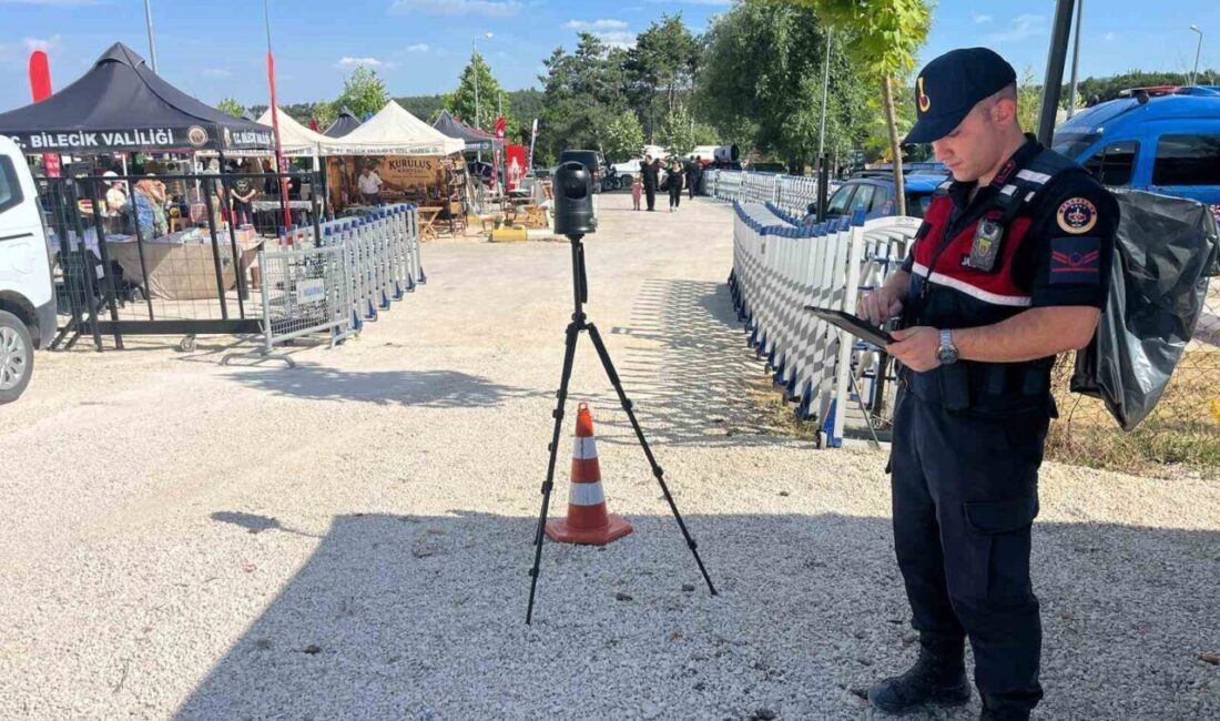 Bilecik’te Pelitözü Göleti’nde düzenlenen Gölpark Festivali’nde, jandarma ekipleri tarafından yürütülen
