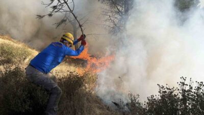 Gömeç ilçesindeki yangın rüzgarın etkisiyle tekrar alevlendi. Yangının 52. saati