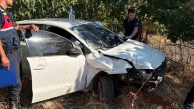 Balıkesir’in Gönen ilçesinde, aracın sürücüsü direksiyon hakimiyetini kaybederek yoldan çıktı
