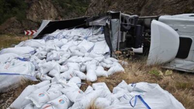 Kürtün ilçesinde meydana gelen kazada sürücü yaralandı. Gümüşhane’nin Kürtün ilçesinde,