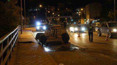 Gümüşhane’de bir otomobil sürücüsü direksiyon hakimiyetini kaybederek refüjdeki demir bariyerleri