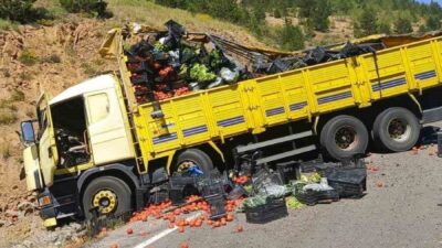 Torul ilçesinde meydana gelen trafik kazasında sebze yüklü bir kamyonun