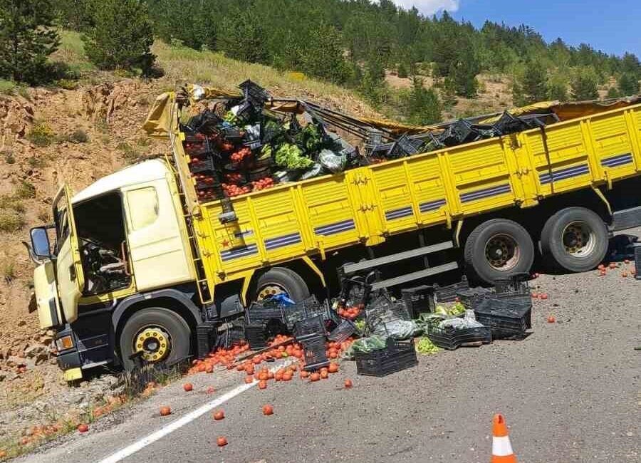 Torul ilçesinde meydana gelen trafik kazasında sebze yüklü bir kamyonun