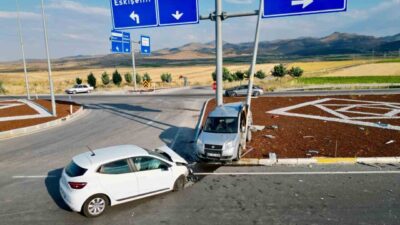 Afyonkarahisar’ın Emirdağ ilçesinde meydana gelen trafik kazasında, otomobil ile hafif