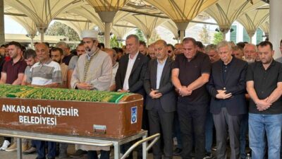 Ankara’da, Ankara Büyükşehir Belediyesi’ne ait üç hafriyat kamyonunun karıştığı kazada