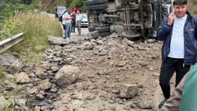 Tonya ilçesinde meydana gelen trafik kazasında, bir hafriyat kamyonunun devrilmesi