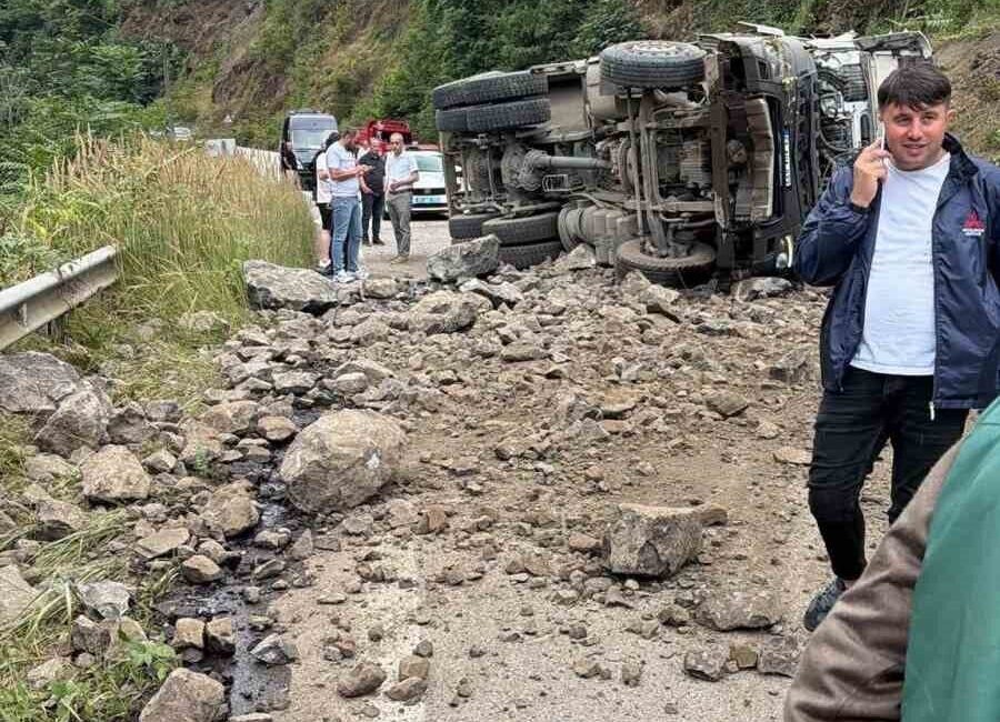 Tonya ilçesinde meydana gelen trafik kazasında, bir hafriyat kamyonunun devrilmesi