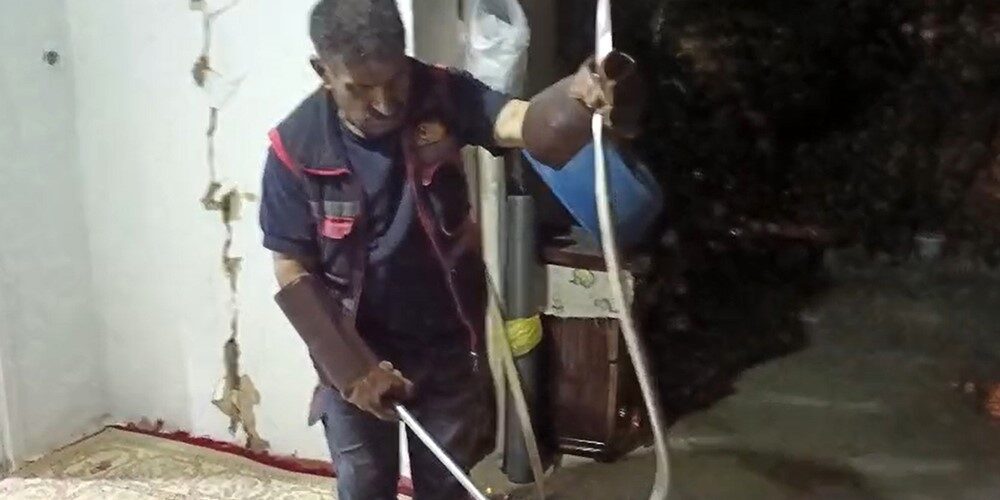 Hakkari’de hava sıcaklıklarının yükselmesiyle birlikte yılanların yerleşim bölgelerinde sıklıkla görülmesi